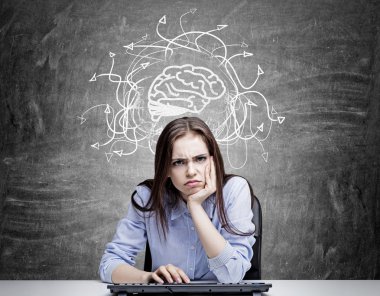 Beyin ve karışık oklar kroki ile tebeşir karşı klavye kullanarak huysuz kadın ile Beyin Fırtınası kavramı