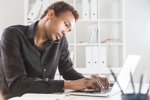 Man on phone keyboarding — Stock Photo, Image