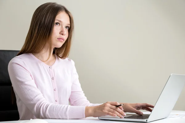 Mulher cuidadosa usando laptop — Fotografia de Stock