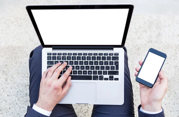 Homem com laptop e smartphone — Fotografia de Stock