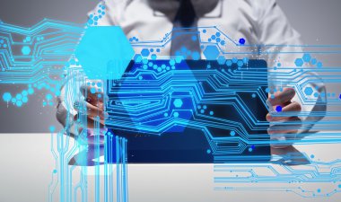 Dizüstü bilgisayar dijital modeli kullanan adam