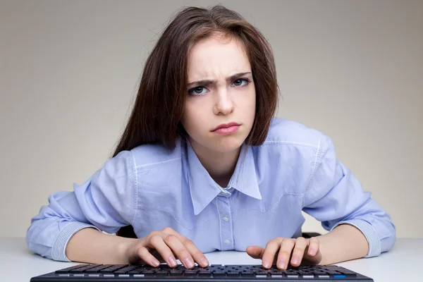 Menina franzina usando teclado — Fotografia de Stock