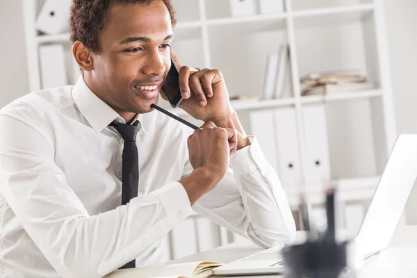 Bello nero uomo in ufficio — Foto Stock