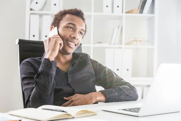 Homem negro feliz no telefone — Fotografia de Stock