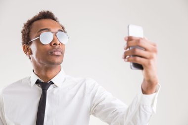 Yakışıklı siyah işadamı alarak selfie
