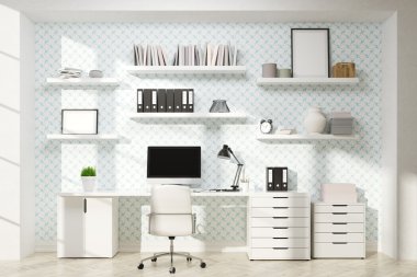 Çalışma alanı monitör ve çerçeveler ile