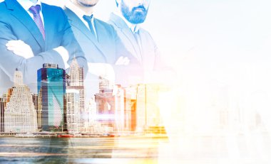 New York'un arka plan güneş ışığı ile businespeople geçiş silah ile ortaklık kavramı. Çift pozlama