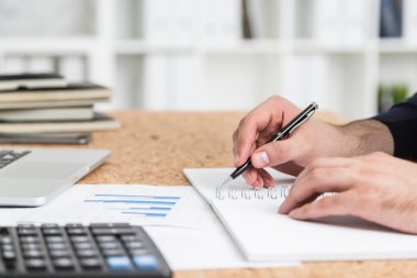 onun hesap yapan erkek