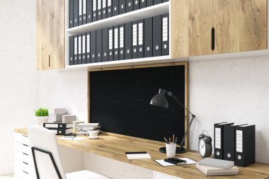 Office çalışma alanıyla kara tahta yan