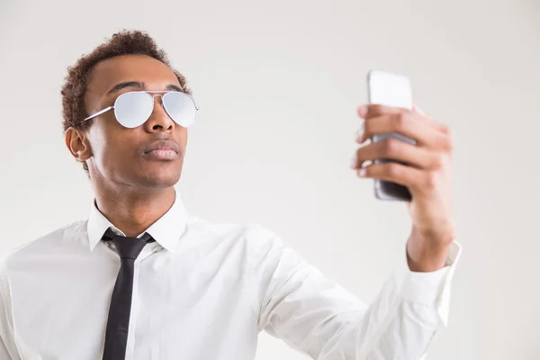 Szép fekete üzletember figyelembe selfie — Stock Fotó