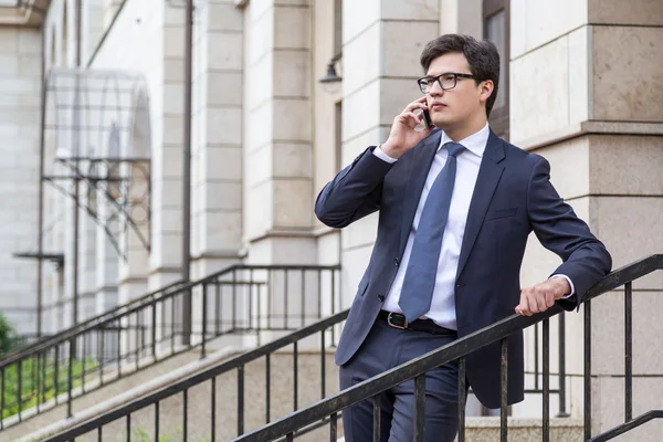 Joven hombre de negocios al teléfono — Foto de Stock