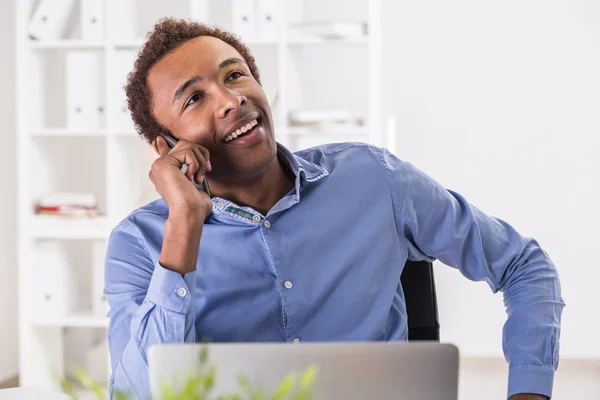 Hombre negro guapo en el teléfono — Foto de Stock