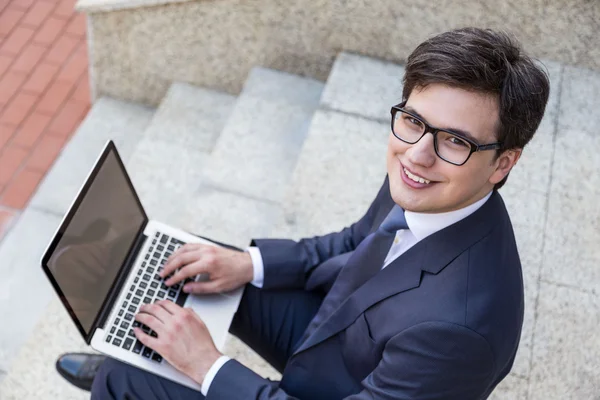 Člověk s použitím maketa laptop — Stock fotografie