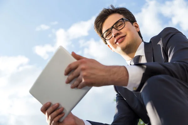 Vertrouwen zakenman met behulp van tablet buiten — Stockfoto