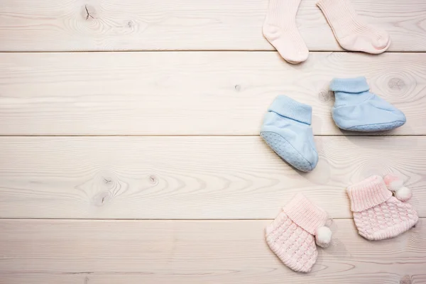Meias de bebê na superfície de madeira — Fotografia de Stock