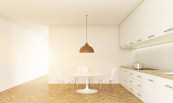 Кухня с обеденным столом и стульями, прилавок с плитой и раковиной, шкафы, потолочная лампа, деревянный пол и бетонные стены. 3D рендеринг — стоковое фото
