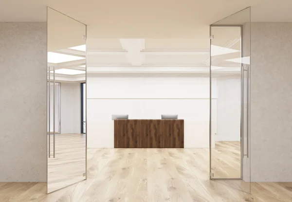 Vooraanzicht van interieur met houten kantoor receptie stand, parket vloeren, betonnen muren en plafond achter de glazen deuren. 3D-rendering — Stockfoto