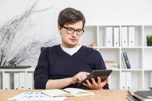 Accountant using calculator — Stock Photo, Image