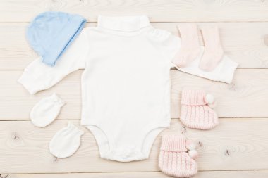 Bebek sayfalar üzerinde ahşap masa