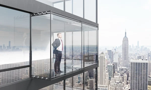 Homme réfléchi sur le balcon — Photo