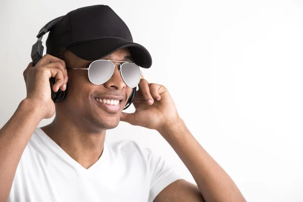 Jovem negro com fones de ouvido — Fotografia de Stock