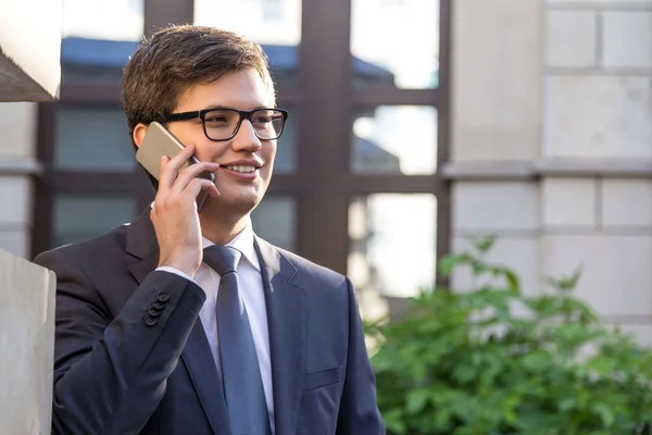 Porträt eines Mannes am Telefon — Stockfoto