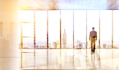 Adam Ny multiexposure bakıyor