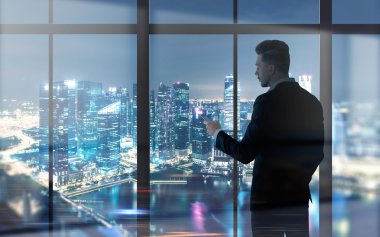 cep telefonu kullanarak iş adamı