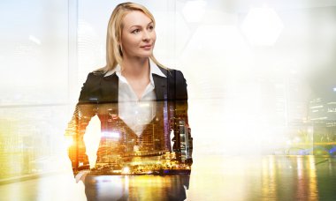 Düşünceli kadın çift pozlama