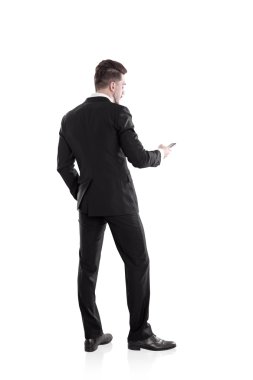 Cep telefonu kullanan adam