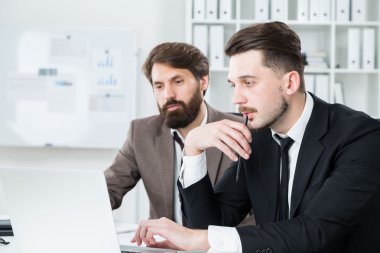 Projeyi tartışan düşünen iş adamları