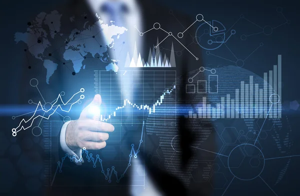 Muž ukazovací na finanční diagramy — Stock fotografie