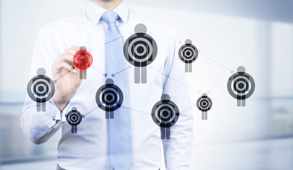 Концепция таргетинга с бизнесменом рисовать красный дартс на человеческой иконки сети
