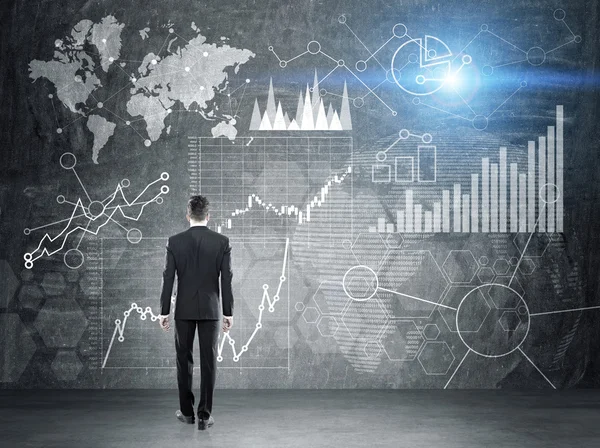 Člověk při pohledu na obchodní diagramy — Stock fotografie