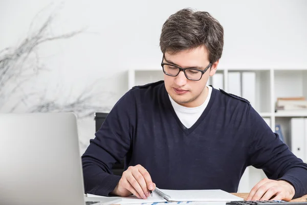Young businessman doing paperwork — Stock Photo, Image