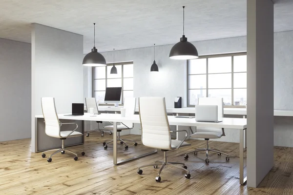 Coworking interior de la oficina con suelo de madera, paredes de hormigón, lámparas de techo, monitores de ordenador en escritorios, ventanas con vista a la ciudad y la luz del día. Renderizado 3D — Foto de Stock