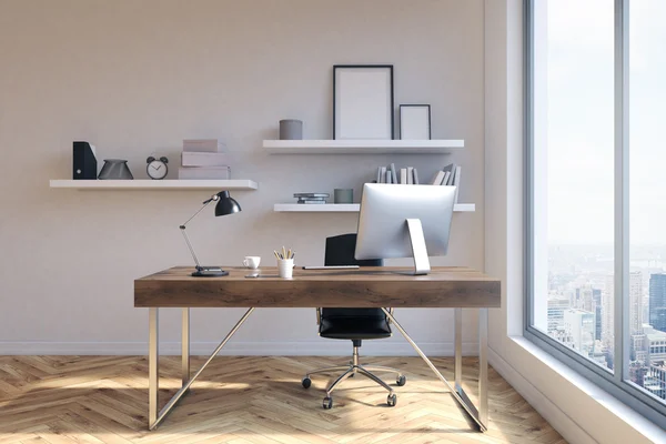 Vue de face du lieu de travail de bureau avec des cadres vierges sur des étagères, bureau avec ordinateur et autres articles, plancher en bois, mur en béton et fenêtre avec vue sur la ville de New York. Rendu 3D — Photo