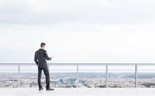 Businessman using smartphone — Stock Photo, Image