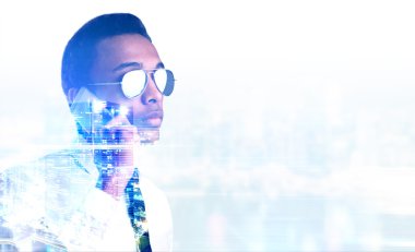 Adam telefonda çift pozlama