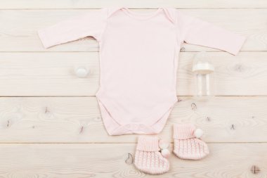 Bebek kıyafetleri ve süt şişesi