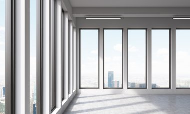 Panoramik pencereleri olan büyük boş ofis