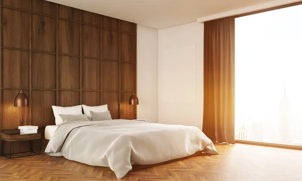 Ložnice s velkou postelí a velkým oknem — Stock fotografie