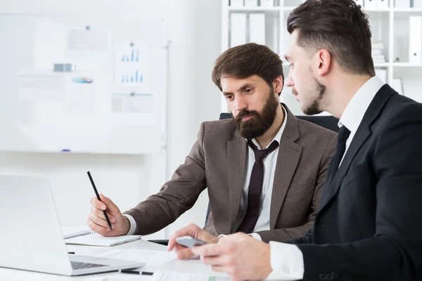 Imprenditori concentrati che lavorano insieme — Foto Stock