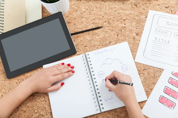 Woman drawing in her notebook — Stok fotoğraf