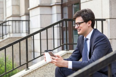 Adam telefonu kullanarak kahve ile