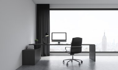 Büyük pencere ve bilgisayar ile oda ofis