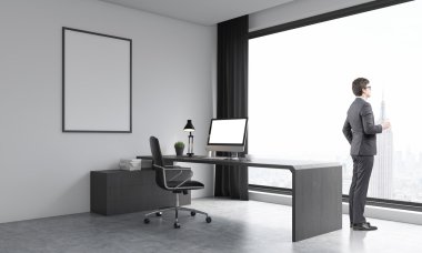 Şehir throug büyük penceresine onun Office bakarak işadamı