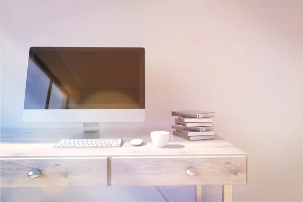 Lugar de trabajo con tonificación de pantalla de ordenador —  Fotos de Stock