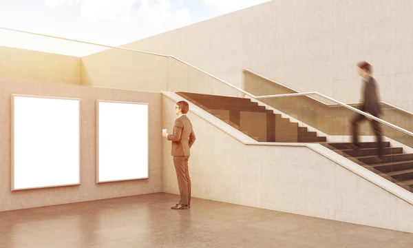 Two businessmen near staircase in building — Stock Photo, Image