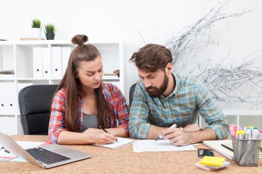 Ofiste çalışan erkek ve kadın.